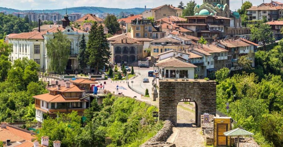 From Bucharest: Small Group Day Trip to Medieval Bulgaria - From Bucharest to Bulgaria: Border Time, Passport Stamps, and Early Starts