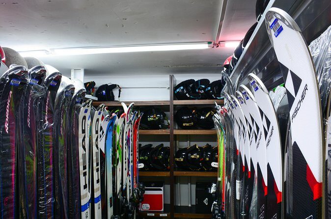 Ski and Snowboard equipment rental in Borovets - Picking skis or a snowboard: how to choose fast