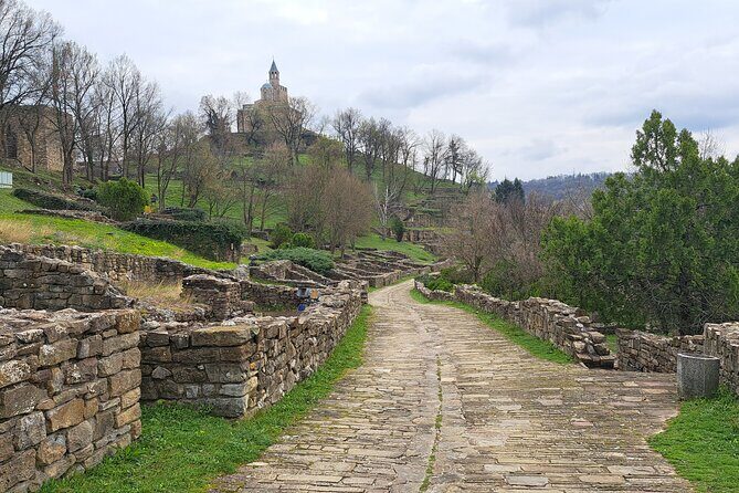 Veliko Tarnovo and Arbanasi day tour from Sofia with pickup - Veliko Tarnovo lunch and free time: make it count